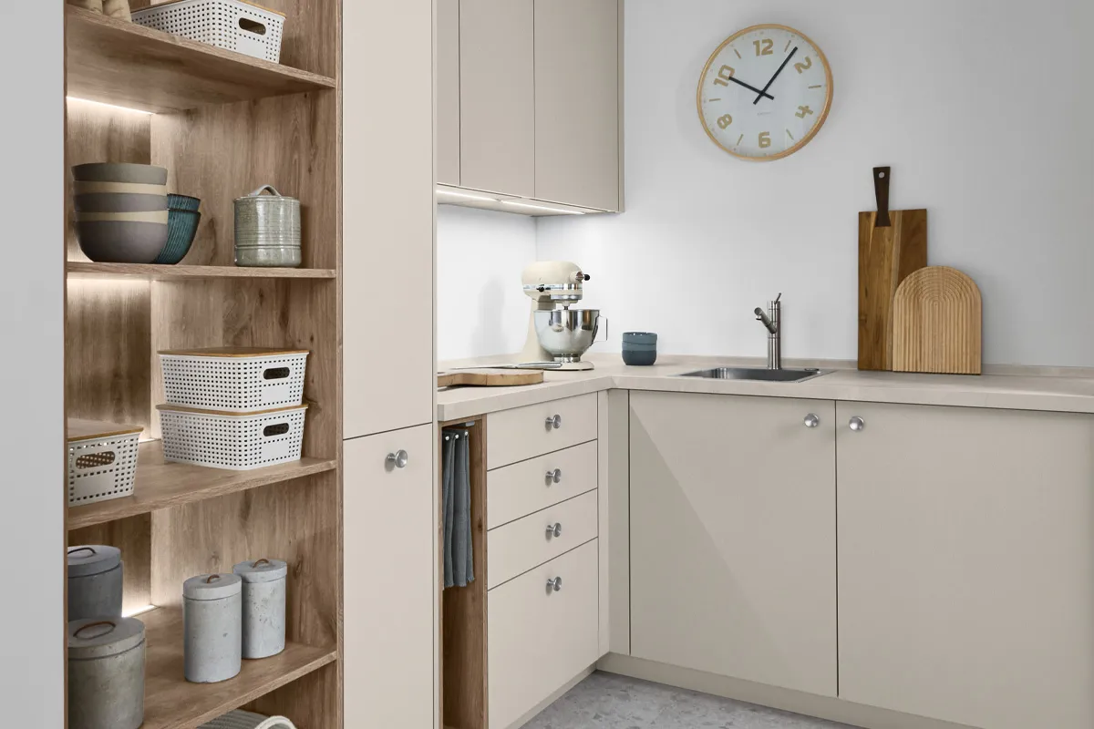 Hauswirtschaftsraum in Macchiato mit beleuchtetem Regal in Holzoptik, Arbeitsfläche und Spüle
